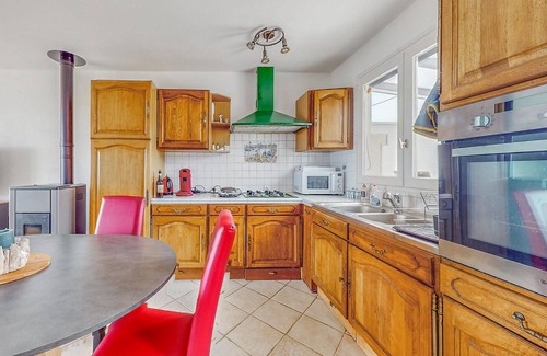 Woignarue Casa | Enjoy a wonderful view of the sea in this attractive holiday home.
