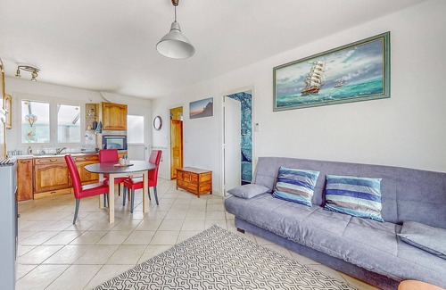 Woignarue Casa | Enjoy a wonderful view of the sea in this attractive holiday home.