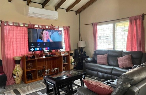 Barrio El Centro Apartamento | Disfruta de todo el espacio de este loft en el corazón de Tela Atlántida