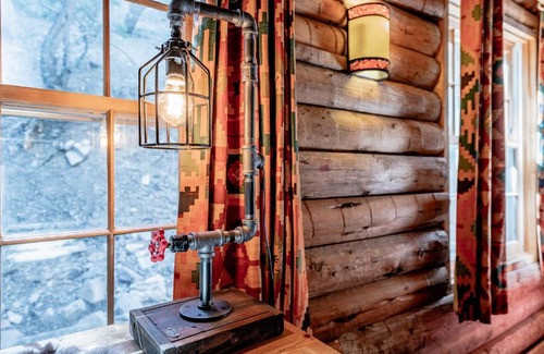 Pine Mountain Club Casa | ENJOY - An Authentic Log Cabin - Purple Beds - Games - 420 OK! Pets Stay FREE
