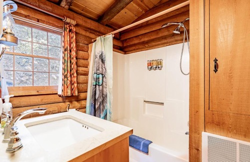 Pine Mountain Club Casa | ENJOY - An Authentic Log Cabin - Purple Beds - Games - 420 OK! Pets Stay FREE