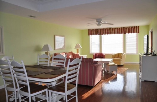 Wildwood Condominio | Disfrute de las hermosas puestas de sol de la bahía en este alquiler de Marina Bay