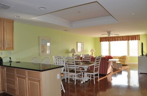 Wildwood Condominio | Disfrute de las hermosas puestas de sol de la bahía en este alquiler de Marina Bay
