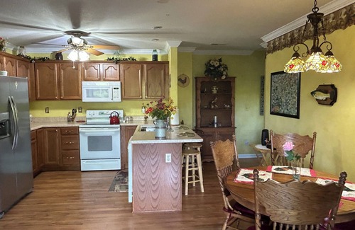 Hendersonville Casa | Enjoy beautiful sunrises & peace on Huckleberry Heaven’s 3.6 acres’ mountain top