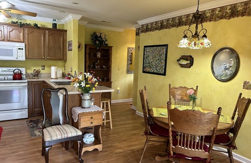 Hendersonville Casa | Enjoy beautiful sunrises & peace on Huckleberry Heaven’s 3.6 acres’ mountain top