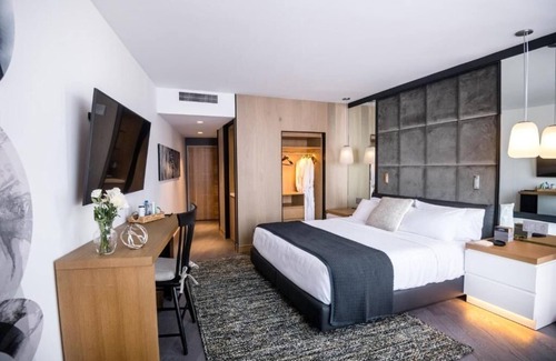 Logan Square Hotel | Enjoy Budget-Friendly Modern Room with Kitchen | City Views | Pets Stay Free