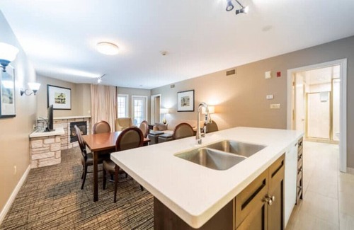 Oro-Medonte Apartamento | Enjoy Country Club Living in this Modern, Spacious Suite w/ Loads of Amenities