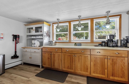 North East Casa | Enjoy fall on the lake - colorful leaves, the grape harvest. Or, Winter snuggle.