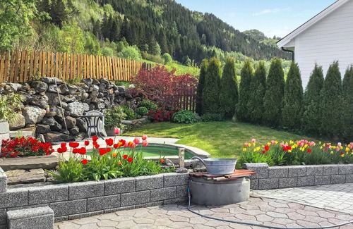 Averoy Casa | Enjoy incomparable nature experiences in this chic vacation home in a prime location.