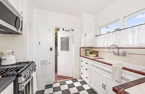 West Beach Apartamento | Enjoy indoor-outdoor living, a full kitchen, and vintage coastal charm.