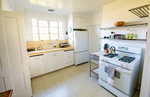 West Beach Apartamento | Enjoy indoor-outdoor living, a full kitchen and walk to beach and state st.