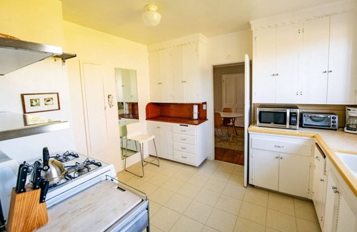 West Beach Apartamento | Enjoy indoor-outdoor living, a full kitchen and walk to beach and state st.