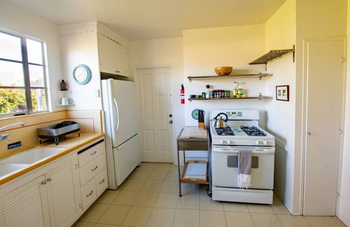 West Beach Apartamento | Enjoy indoor-outdoor living, a full kitchen and walk to beach and state st.