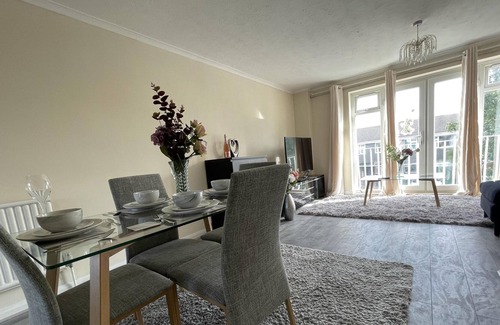 Highams Park Otro | Enjoy lovely 4 bed Apartment with garden