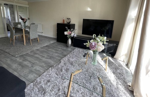 Highams Park Otro | Enjoy lovely 4 bed Apartment with garden