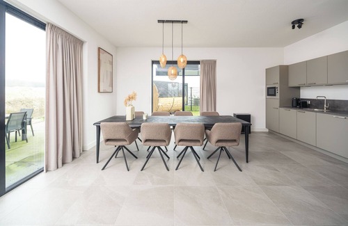 Zeewolde Casa | Enjoy luxury in the vacation villa Moon: 8-person villa with whirlpool, sauna and terrace by the water. Modern and spacious, ideal for a relaxing vacation!