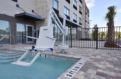 Southeast Orlando Casa | Enjoy modern amenities at our new Lake view room !