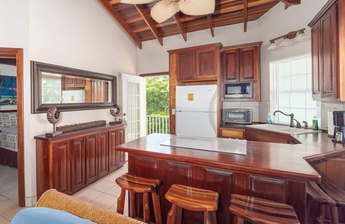 San Pedro Condominio | Disfrute de las vistas al mar desde este condominio de 2 dormitorios / 2 baños.