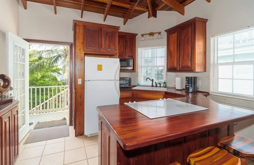 San Pedro Condominio | Disfrute de las vistas al mar desde este condominio de 2 dormitorios / 2 baños.