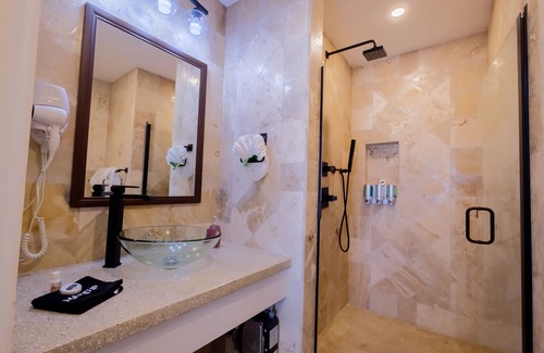 San Pedro Hotel | Enjoy our cozy room with gorgeous ocean views!