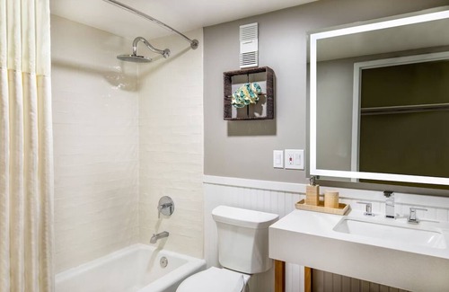 North Ocean City Hotel | Enjoy Panoramic Ocean Vistas from Your Inviting Beachside Room