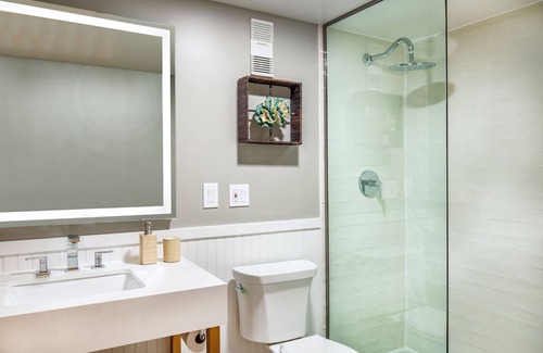 North Ocean City Hotel | Enjoy Panoramic Ocean Vistas from Your Inviting Beachside Room
