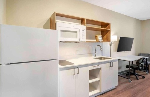 Biggar Hotel | Enjoy Roomy Accommodations Near Edison Ford Winter Estates – 3 Units