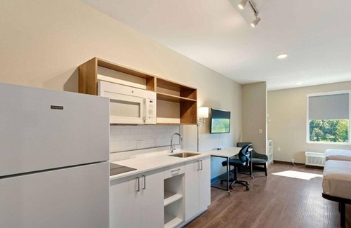 Biggar Hotel | Enjoy Roomy Accommodations Near Edison Ford Winter Estates – 3 Units