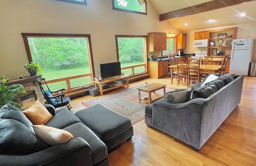 Rileyville Cabina | ¡Disfruta de noches estrelladas aisladas! Cerca de Luray, HotTub, WiFi, Discapacidad, Chimenea