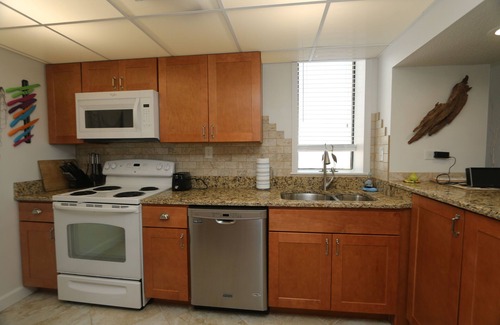 Northeast Virginia Beach Condominio | Enjoy Sunrise and dolphin's swimming every morning from your personal balcony!