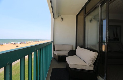 Northeast Virginia Beach Condominio | Enjoy Sunrise and dolphin's swimming every morning from your personal balcony!