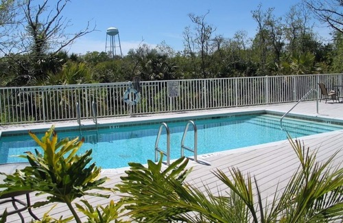 Historic Downtown Apalachicola Condominio | Disfrute de las vistas del amanecer sobre el río Apalachicola desde este condominio en el tercer piso