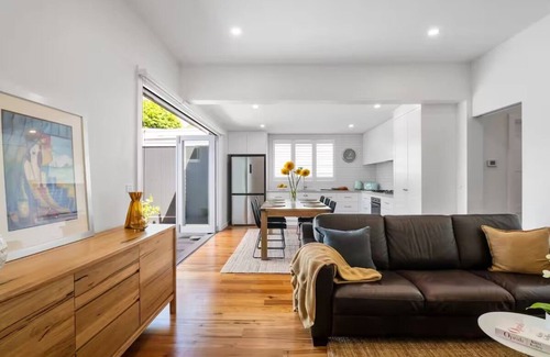 South Melbourne Casa | Enjoy the best of inner-bayside Melbourne in a sunny, fully renovated 3 BDR home