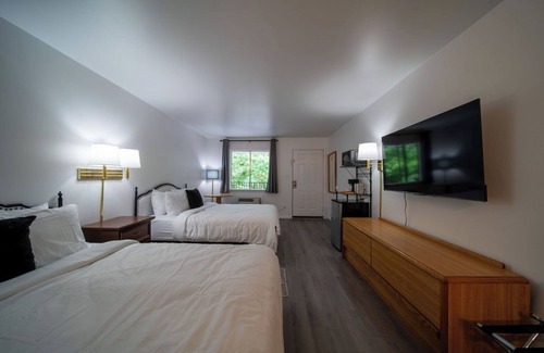 Eureka Springs Complejo | Enjoy the charm of Queen Suite Number 8 at GloryDayz!