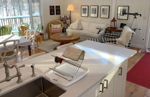 Flesherton Cabaña | Enjoy the Fall Colours in this Family-friendly Bungalow in the Woods