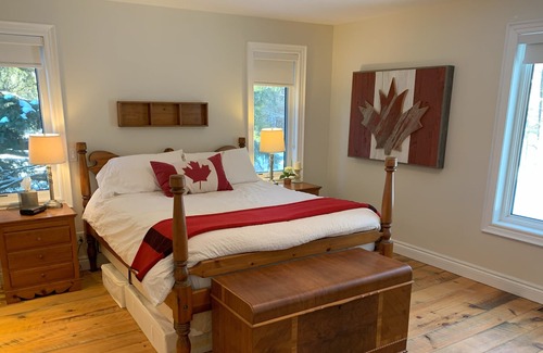 Flesherton Cabaña | Enjoy the Fall Colours in this Family-friendly Bungalow in the Woods
