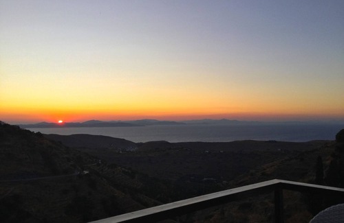 Ioulida Apartamento | Enjoy the greek cycladic sunset from our balcony in Kea!