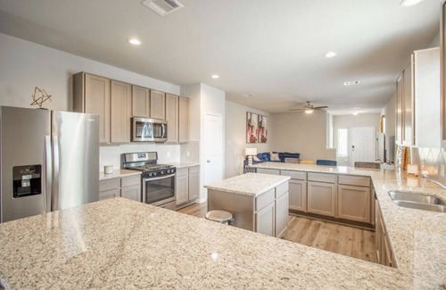 Conroe Casa | Enjoy the Holidays or Family Vacation Close to Six Flag Hurricane Harbor