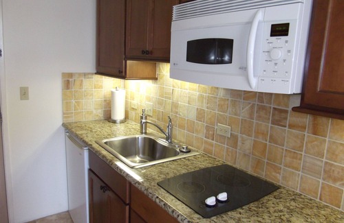 Waikiki Condominio | Disfrute de la vista al mar, playas relajantes y vibrante vida nocturna.