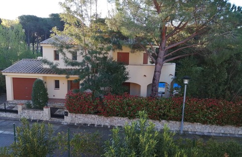 Calonge Villa | Disfrute de la paz con las comodidades del hogar en una hermosa región.