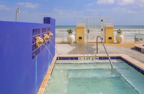 Ormond Shores Condominio | Enjoy the sands of the Atlantic in this tropical 2BD condo with resort amenities for family