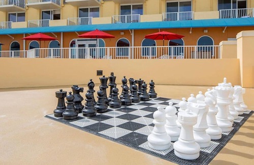 Ormond Shores Condominio | Enjoy the sands of the Atlantic in this tropical 2BD condo with resort amenities for family