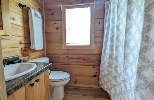Valley Hill Cabina | Enjoy the serenity of this charming getaway in Hendersonville, NC