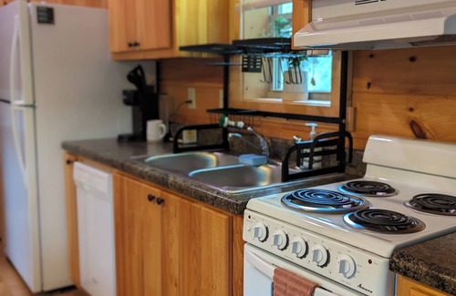 Valley Hill Cabina | Enjoy the serenity of this charming getaway in Hendersonville, NC