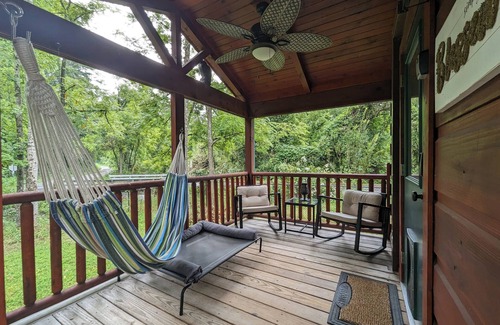 Valley Hill Cabina | Enjoy the serenity of this charming getaway in Hendersonville, NC