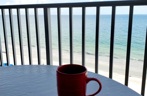 North Redington Beach Condominio | Disfruta de las arenas blancas del Golfo de México en un lujoso y espacioso condominio.