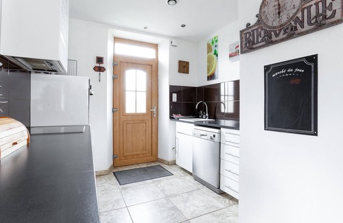 Ferriere-la-Petite Casa | Enjoy this cozy and pretty vacation home by a stream in green surroundings.