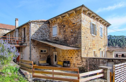 Les Salelles Casa | Enjoy this charming and traditional farmhouse surrounded by nature.