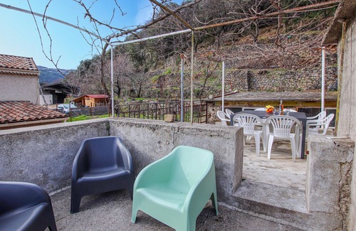 Les Salelles Casa | Enjoy this charming and traditional farmhouse surrounded by nature.