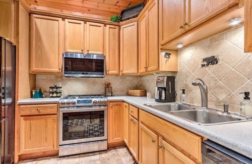 Mars Hill Cabina | Enjoy this sprawling property and its wide range of amenities. A wonderful home for large groups.